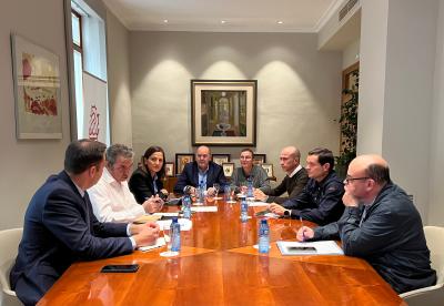 La delegada del Consell en Alicante se reúne con los directores generales del Agua de la Generalitat y de la Región de Murcia